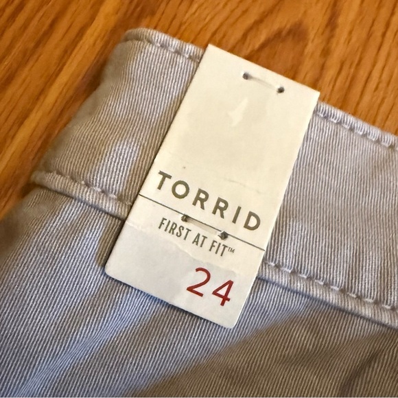 NEW Torrid First at Fit Women's High Waist Gray Shorts -Sz 24 Plus- - Picture 5 of 6